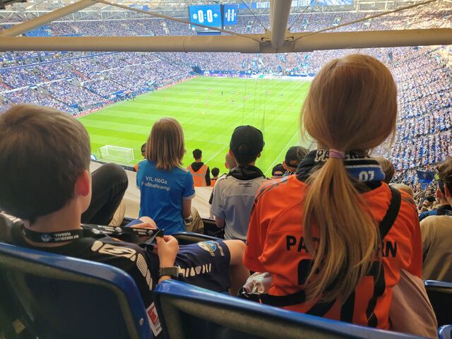Kinder, die das Spiel des SCP07 in der Veltins-Arena auf Schalke verfolgen, mit Blick auf das Spielfeld